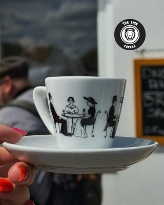 Tenhle šálek jsme si nechali udělat sami. ☕ Chtěli jsme něco, co bude naše – tak jako káva, kterou do něj každý den...