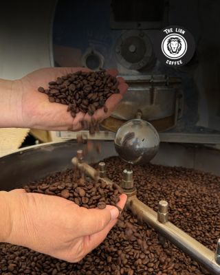 Když se káva praží dobře, cítíte to ještě dřív, než ji ochutnáte ☕. Barva, vůně, zvuk, dotek. Všechno musí sedět. ✋...